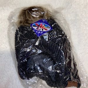 Dark grey beanie w bill